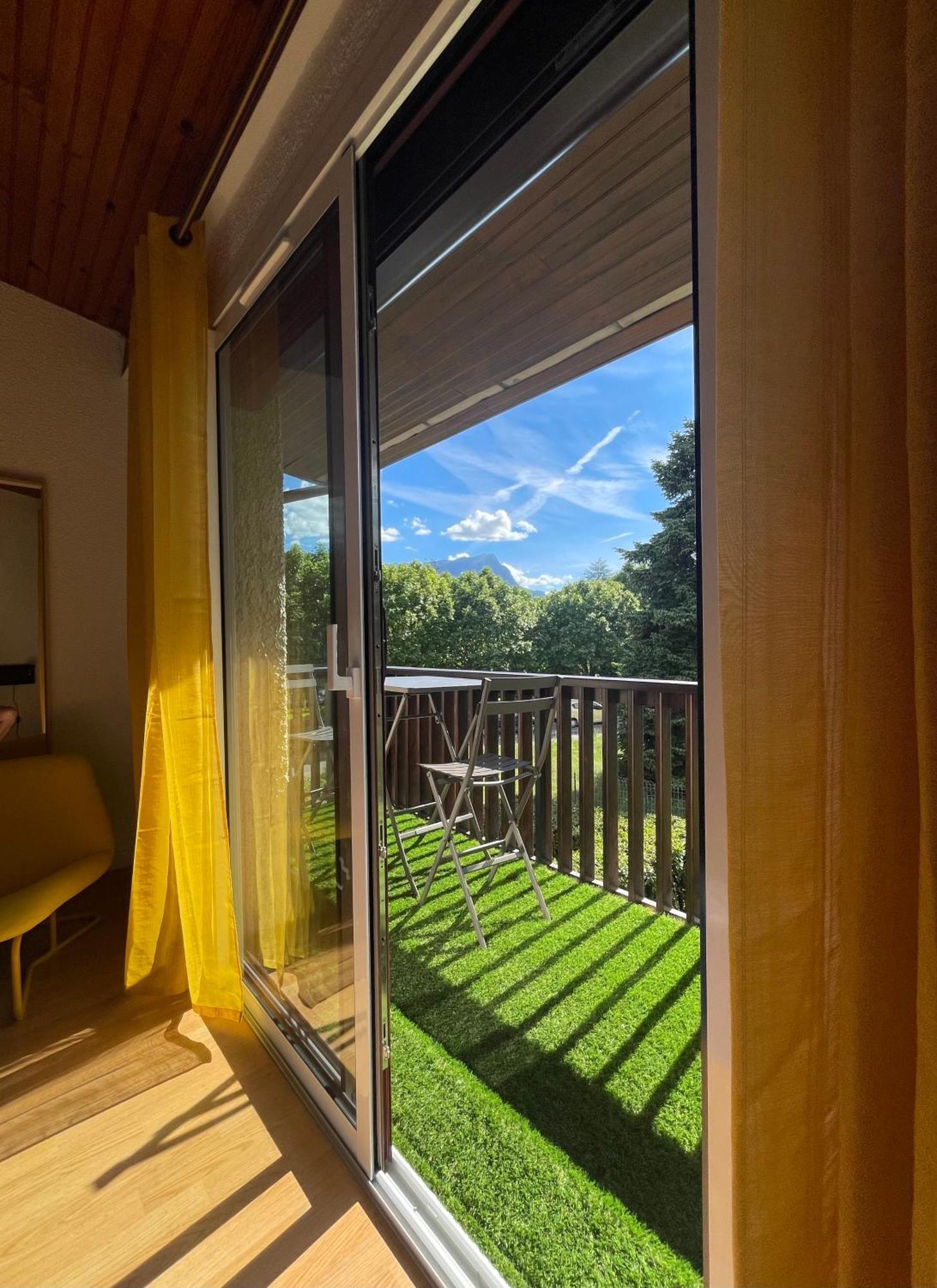 Maison Tres Agreable Avec Exterieurs, Bien Situee Au Plan D'Eau 埃姆布能 外观 照片