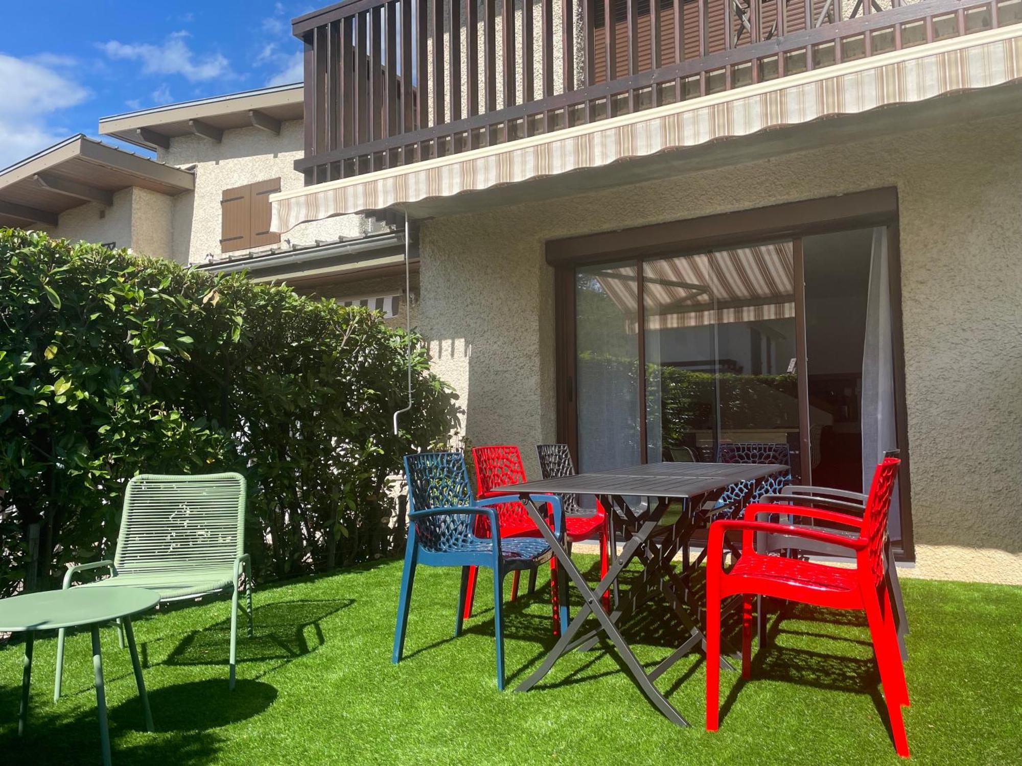 Maison Tres Agreable Avec Exterieurs, Bien Situee Au Plan D'Eau 埃姆布能 外观 照片