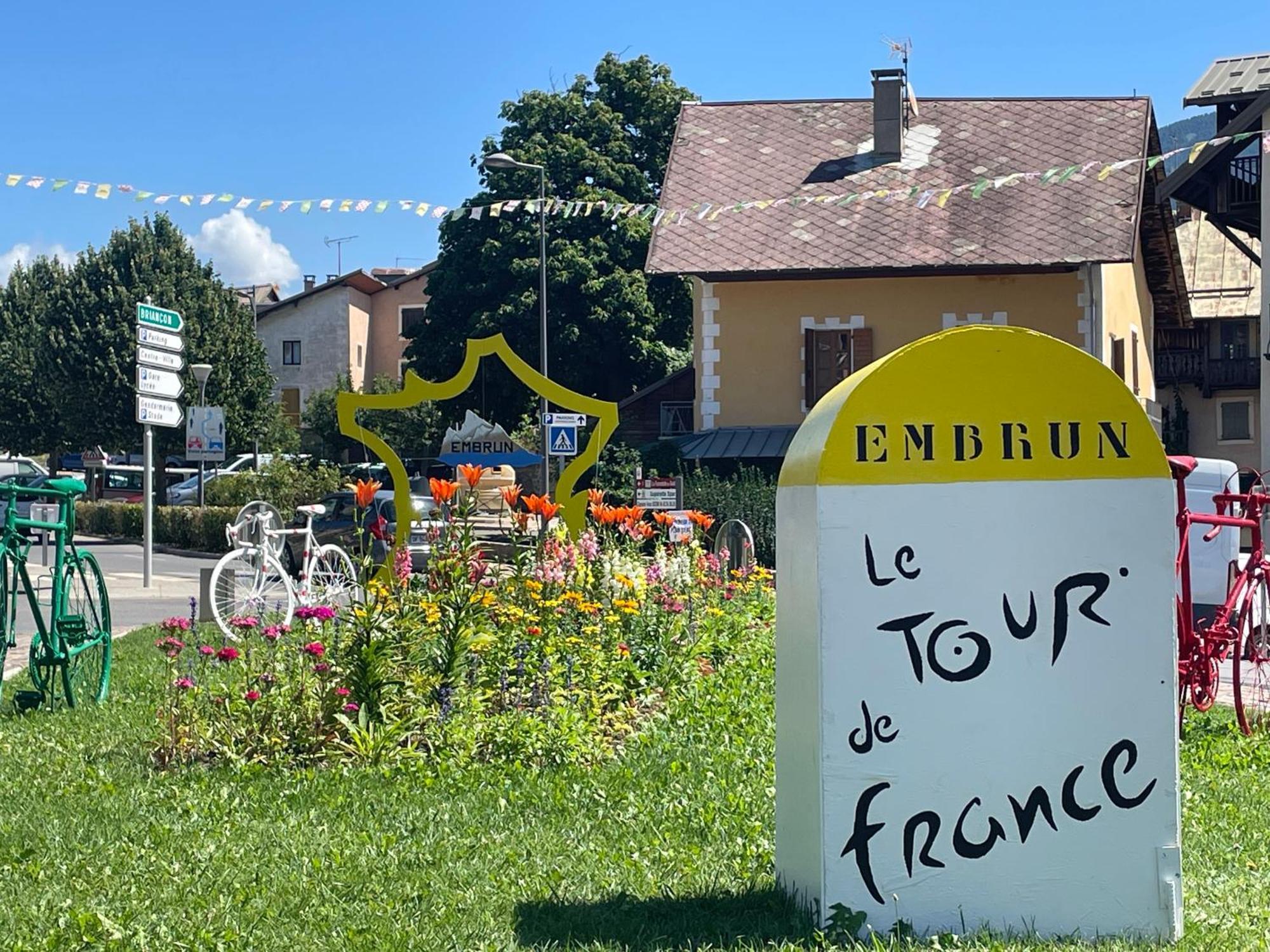 Maison Tres Agreable Avec Exterieurs, Bien Situee Au Plan D'Eau 埃姆布能 外观 照片